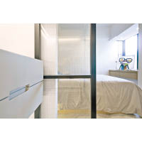 以黑鐵框玻璃門分隔主人房與衣帽間，呼應全屋設計，亦能夠增加主人房的空間感。