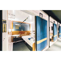 32間膠囊住宿，採用了通宵列車的車艙為設計概念，空間感不錯。
