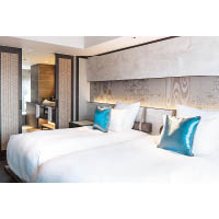 酒店客房採用蓆夢思（Simmons）的床褥，布置則洋溢着日本傳統的美學意識。