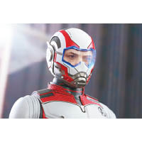 附有Team Suit頭盔版頭雕可替換，內置LED燈似模似樣。