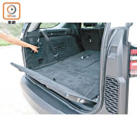 車尾內置了隱藏式電動尾門，升起時可作為行李箱固定擋板。