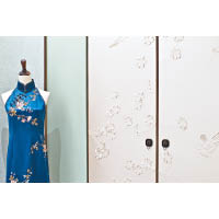 花樣門面<br>米色衣櫃以切割皮革飾面，花鳥元素別具韻味，旁邊的人形衣架套上旗袍，襯到絕！