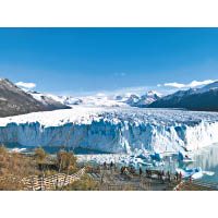 參加12天團的朋友可乘觀光船細看莫雷諾冰川的壯觀奇景。