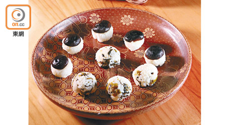 冬菇手毬壽司<br>手毬壽司屬創意料理，一口一件的球狀賣相有別於傳統，給人華貴的感覺又能夠帶來新鮮感，難怪在喜慶節日大受歡迎。