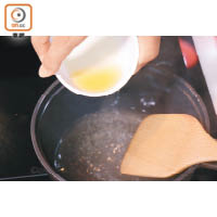 1.倒水入鍋與寒天粉拌勻，加入龍舌蘭糖漿及楓糖漿，以慢火煮熱。