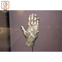 「阿拉伯銅手」是奉獻給「泰勒布‧尼雅姆」神衹的供品，像真度極高， 相信是由真實的手掌作模。