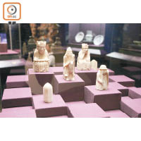「路易斯島棋子」是在蘇格蘭發現的中世紀棋子，由海象牙製成，反映出印度起源的象棋在中世紀傳入歐洲。