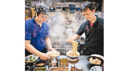 拉麵紫陽花店主戶谷真佐男（圖左）經常接受媒體訪問，亦成了不少食客的打卡對象。