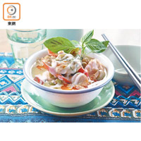 青咖喱雞<br>由於青咖喱香料味較重、最辛辣刺激，配搭肉類零舍一流，用上雞肉，夾雜爽口的泰國茄子與青豆更別具風味。