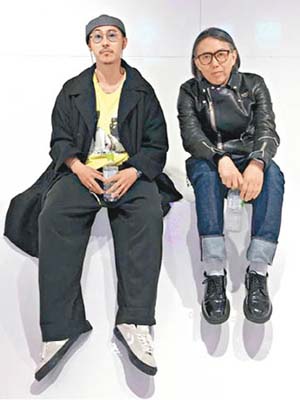 藤原浩（右）最近大半年，也經常着住腳上呢對聯名鞋款。