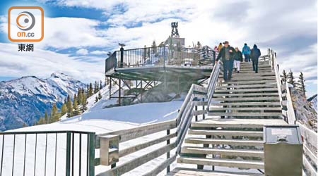 山頂車站設有步道通往最高點，亦即昔日的氣象觀測站。