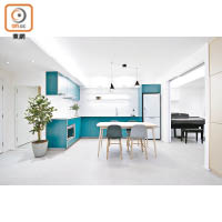 餐廚區<br>深綠色的廚櫃門板十分吸睛；以內嵌LED光源的層板代替部分吊櫃，營造出空間感。