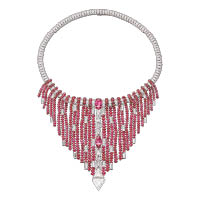 Cartier Coloratura系列Kanaga頸鏈，鑲嵌18K白色黃金、橙粉紅色尖晶石、鑽石及尖晶石圓珠。個別定價（C）