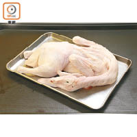選用飼養約40日的乳鴨，肉嫩而脂肪少。