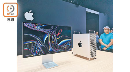 新Mac Pro（右）及Pro Display XDR（左）的外形極具未來感。