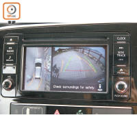 中控台頂的6.1吋輕觸式屏幕，對應多媒體音響、通訊系統、後泊鏡頭及360度鳥瞰式泊車鏡頭。