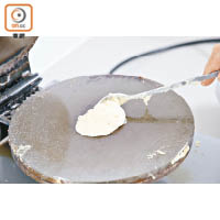 2.平底鑊或煎板以中火預熱，放入1湯匙的麵糊在中央位置，關蓋或加蓋數10下。