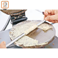 3.打開蓋，快速裁剪餅皮長短，利用工具或蛋卷棒捲成蛋卷狀，放涼2至3分鐘脫棒即成。