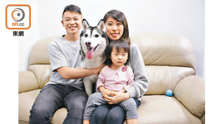 Joe和Karena都是愛狗之人，二人在網上成立專頁，分享女兒與愛犬的生活趣事。
