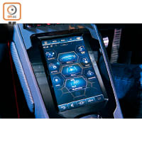 中控台配置導入了多點觸控技術的8.4吋HMI電容式觸控屏。