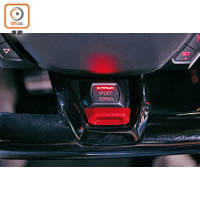 ANIMA車輛動態選擇器設於軚環底部，方便駕駛者於道路（Strada）、運動（Sport）及賽道（Corsa）切換駕駛模式。