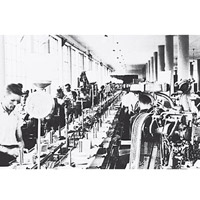 經過幾十年光景，工廠仍是採用當年的器具及機器製鞋。