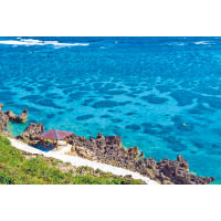 宮古島的海水清澈見底，層次井然的藍色又名為「宮古藍」。