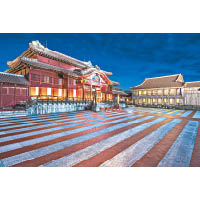 那霸市以東的琉球式城堡首里城，建築風格獨特。