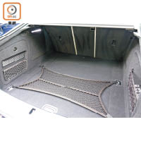 尾箱標準容量為480公升，摺合後座可提升空間至1,300公升。