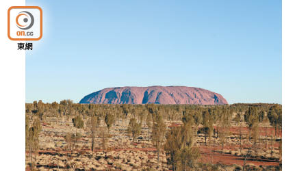烏魯魯巨石是澳洲最具代表性的招牌景觀之一，根據日光及天氣變化，石頭會呈現不同的顏色。