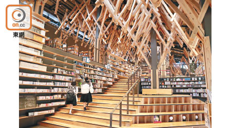 由建築名師隈研吾設計的雲上圖書館，甫踏入即看到縱橫交錯的木材，猶如森林樹幹，甚具特色。