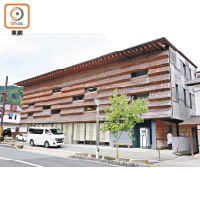Marche Yusuhara像一間大茅屋，向大街外牆是用真茅草堆砌而成。