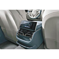 後排乘客可透過特設的專屬觸控式屏幕調節車內多項設置。