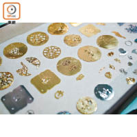 除游絲及機芯紅寶石外，其他機芯金屬部件均由錶廠自家生產。
