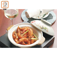 蒜香胡椒蝦：辛香微辣，無論配乾白、半甜、甜或有汽的Riesling，都有助中和辣度並提升蝦肉的鮮味。