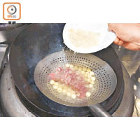 火腿會分兩次燜腍，第一次釋出鹽味及精華後，第二次與蓮子同煮令其肉質更鬆化。