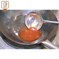 蜜汁可以用蜜糖來煮，但傳統做法卻是用冰糖與金華火腿汁拌勻而成。