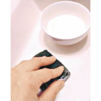 可用百潔布或毛巾沾上鮮奶，當清潔劑來清潔磁磚上的污積。