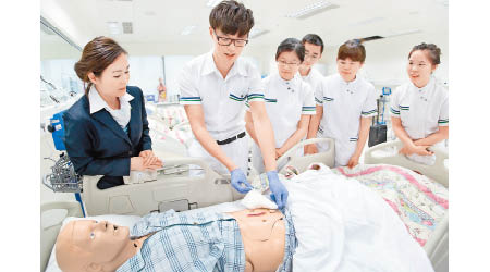 香港公開大學賽馬會健康護理學院預計於2020年落成，一眾護理學課程學生可望受惠。