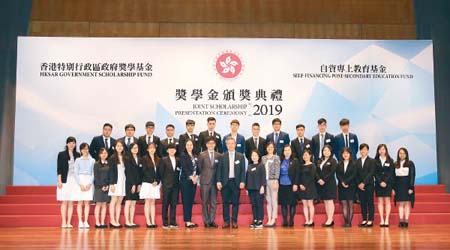 2018/19學年逾600名副學士及自資學士學位同學獲學院及香港特區政府頒發獎學金，總額超過650萬港元。