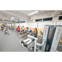 港專設有專業健身室，助有意投考紀律部隊的同學鍛煉體能。