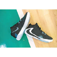 Nike Zoom Freak 1鞋身外側有巨大的逆向Swoosh標誌。 $899