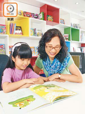 本港兒童文學作家嚴吳嬋霞（右）認為，孩子學會安靜，便能提升專注力、調節情緒和壓力，做事更有效率。