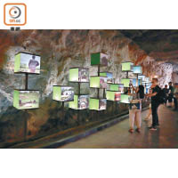 在花崗岩壁上，展示了小金門各景點、地質景觀及坑道等資料，還有島上生態的介紹。