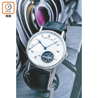 Classique Tourbillon Extra-Plat 5377錶盤則以鍍銀18K金製成，飾以4款機刻雕花圖案，並於8~9時位設有動力儲存顯示。鉑金錶殼款式 約$126.8萬（A）