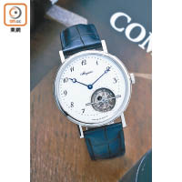 Classique Tourbillon Extra-Plat 5367腕錶，以大明火珐琅錶盤設計，配以阿拉伯數字偏心時圈及藍鋼指針。約$114萬（A）