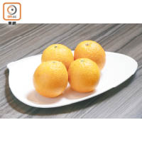 選擇大小適中而又酸中帶甜的橙，有辟腥提鮮之效。