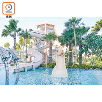 Grande Centre Point Pattaya的小型水上樂園有齊滑水梯、大水桶。