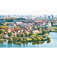 明斯克是白羅斯的首都，坐落於斯維斯洛奇河畔，歷史相當悠久。