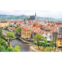 捷克的克魯姆洛夫古城，位於伏爾塔瓦河倒S的河灣，充滿中世紀古典優雅情調。